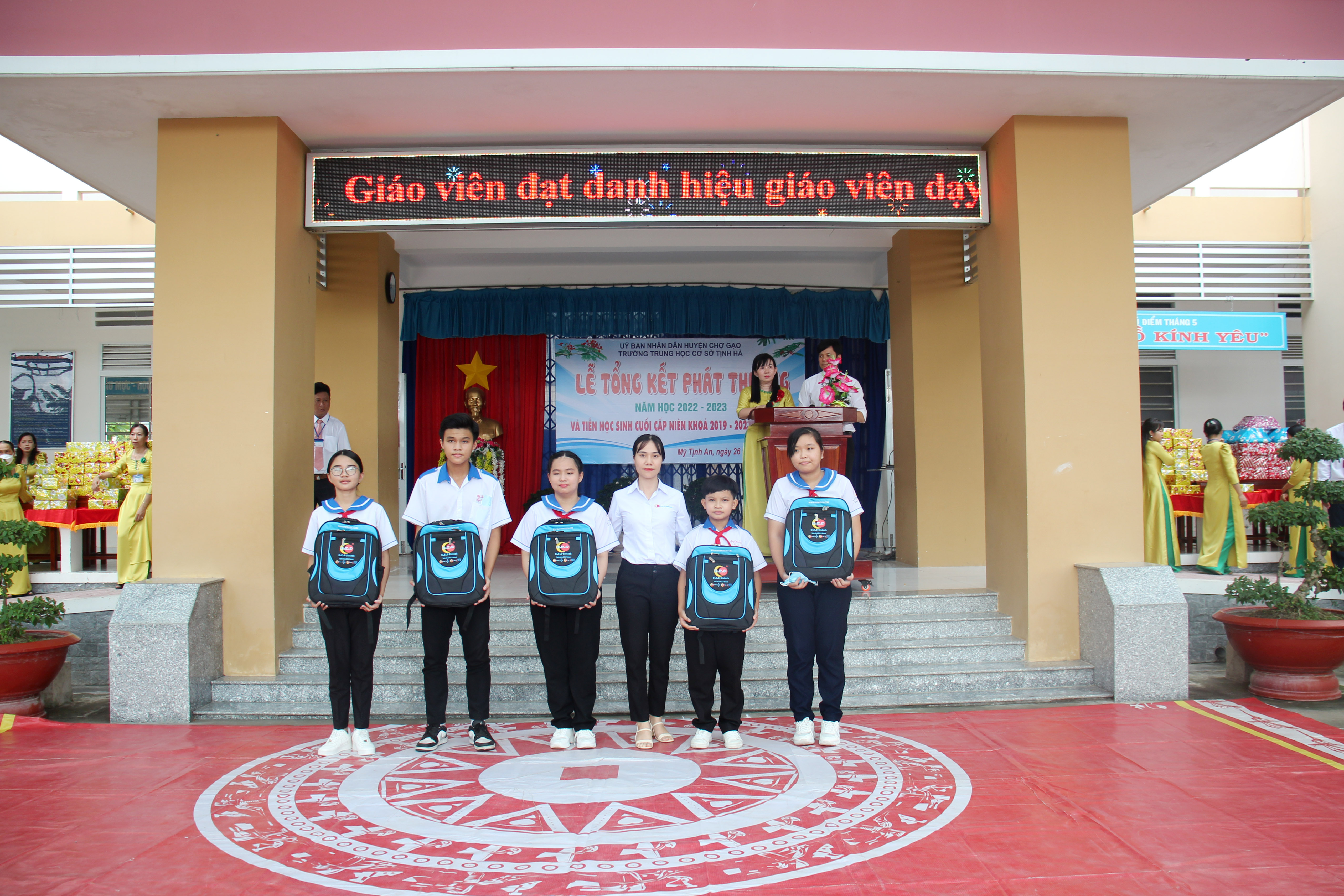 R.E.P BIOTECH THAM DỰ VÀ TẶNG QUÀ CHO HỌC SINH TRƯỜNG THCS TỊNH HÀ TRONG LỄ TỔNG KẾT NĂM HỌC 2022- 2023